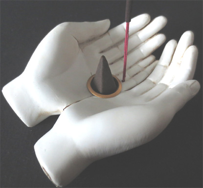Le mani bianche del titolare dell'incenso aprono 11 cm