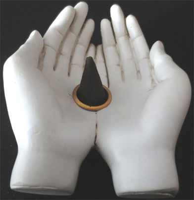 Le mani bianche del titolare dell'incenso aprono 11 cm