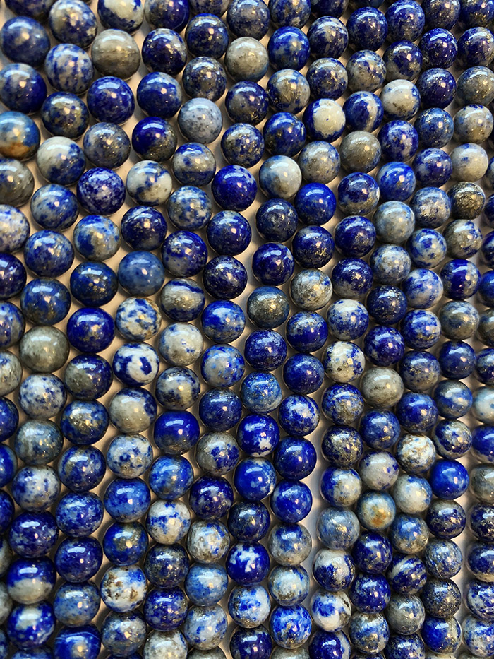 Perle di lapislazzuli da 6 mm su un filo da 40 cm