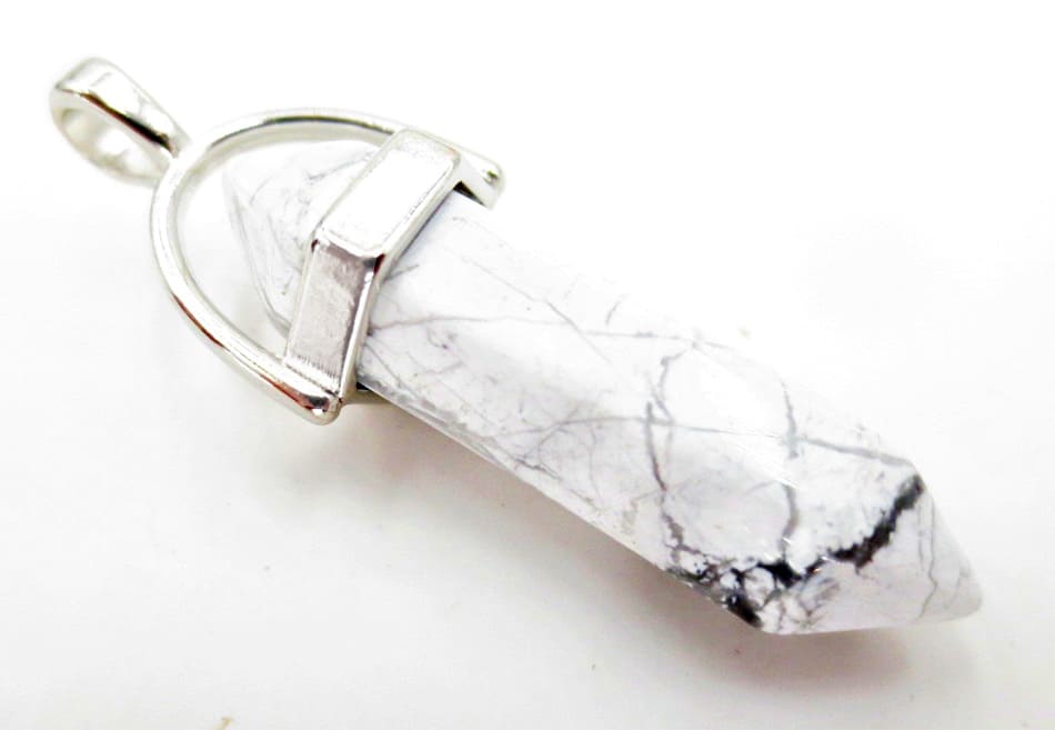 Pendente conico di Howlite e metallo