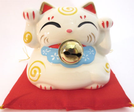 Gatto bianco fortunato con campana e cuscino salvadanaio 9 cm