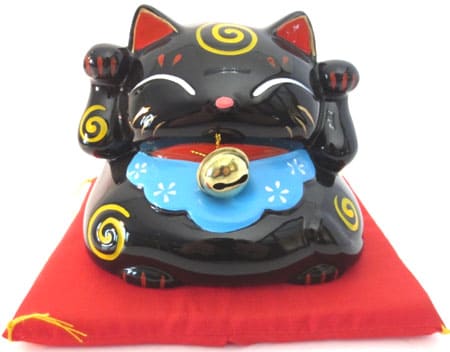 Gatto nero fortunato con campana e cuscino salvadanaio 9cm
