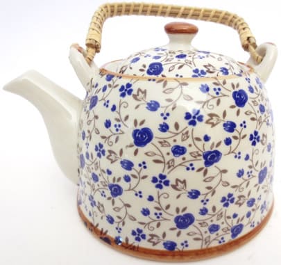 Teiera in porcellana bianca con fiori blu