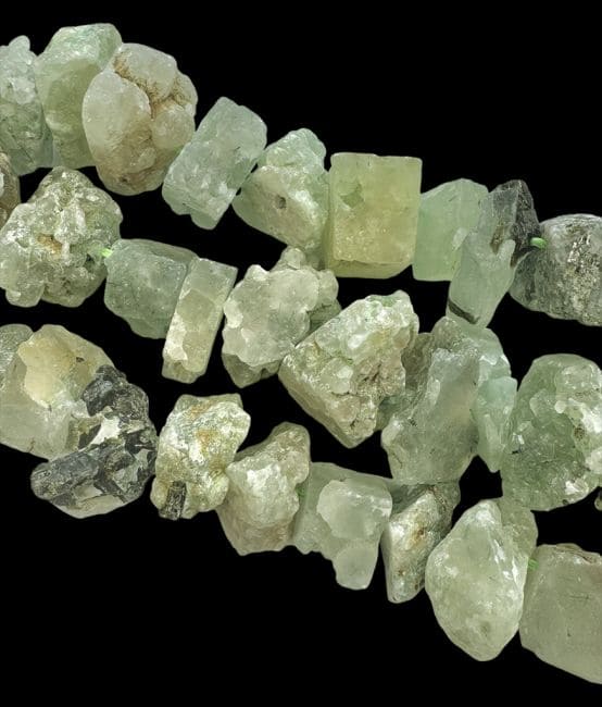 Prehnite A Raw Stones 13-20mm su un filo di 40cm