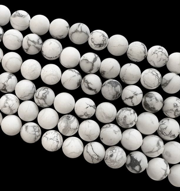 Howlite A perline opache da 6 mm su un filo da 40 cm