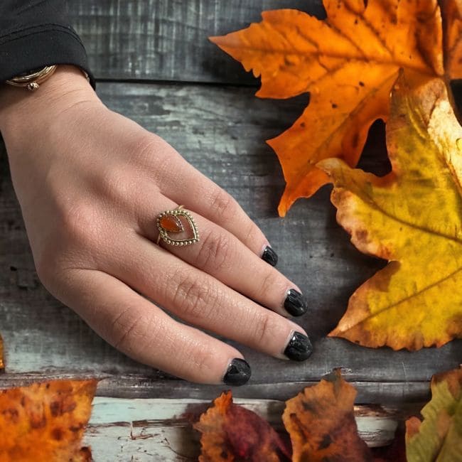 Anello in bronzo a goccia regolabile con pietra semipreziosa