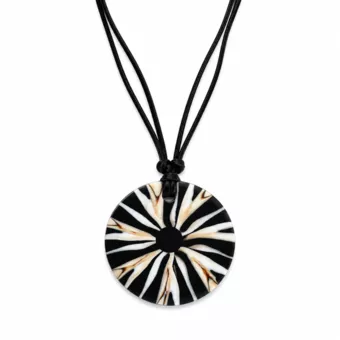 Collana in madreperla su cordino di velluto