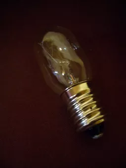 Lampadina da 15W con attacco a vite standard E14