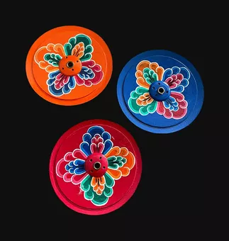 Porta incenso tibetano rotondo in legno dipinto con fiore blu, 9,50 cm