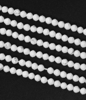 Filo di Perline Rotonde Sfaccettate Howlite A 3 mm