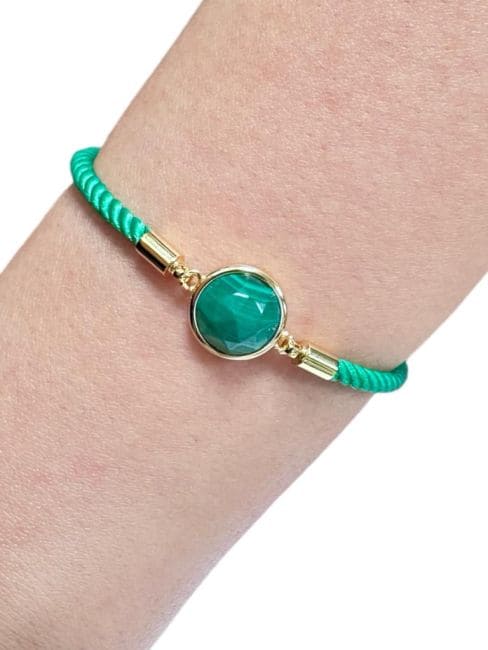 Bracciale rotondo in corda di ottone con malachite sfaccettata da 12 mm