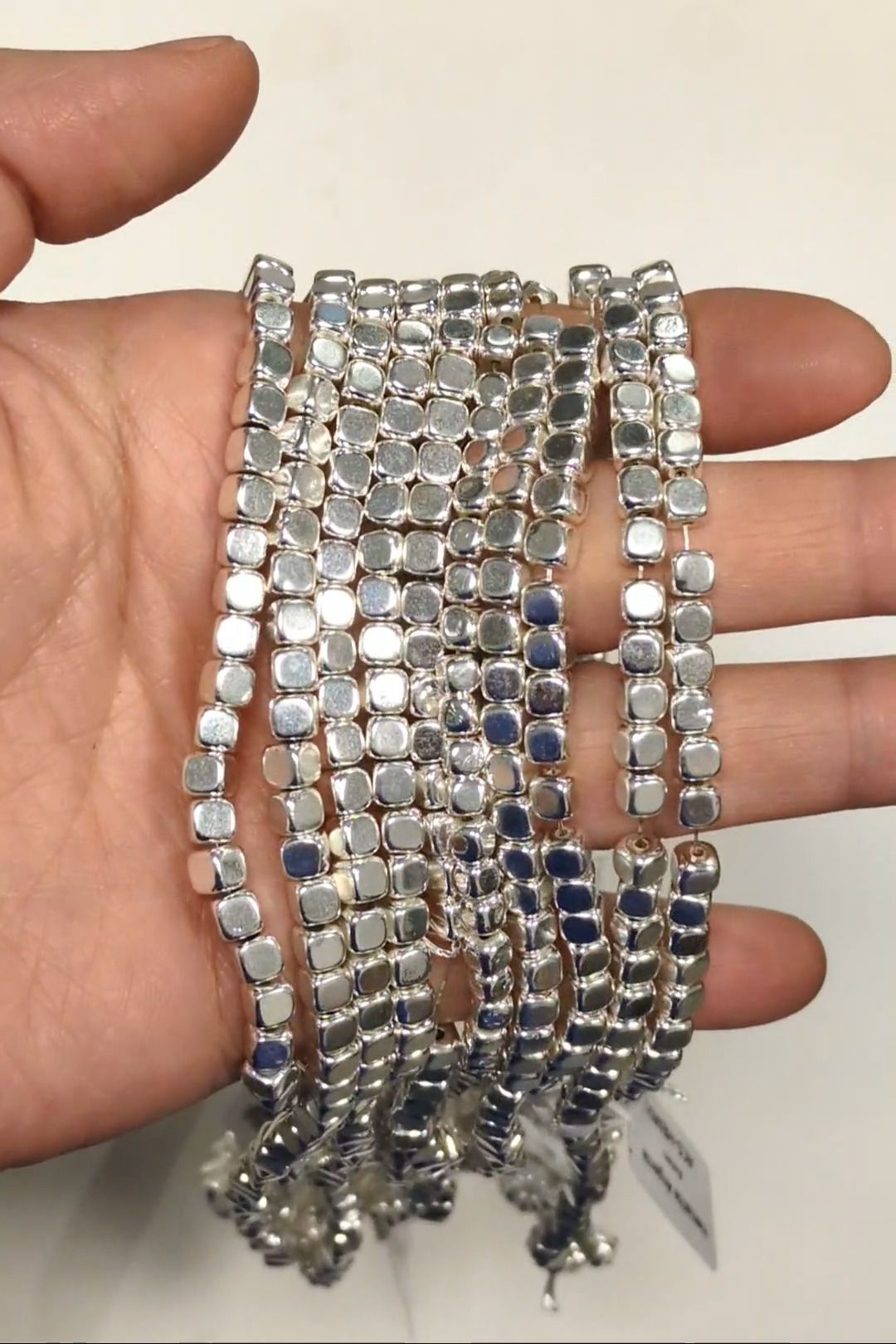 Perline distanziatrici quadrate arrotondate in ematite argentata – 4 mm