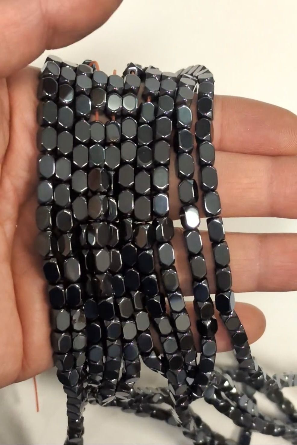 Perline distanziatrici rettangolari arrotondate in ematite – 3,7×5,5 mm