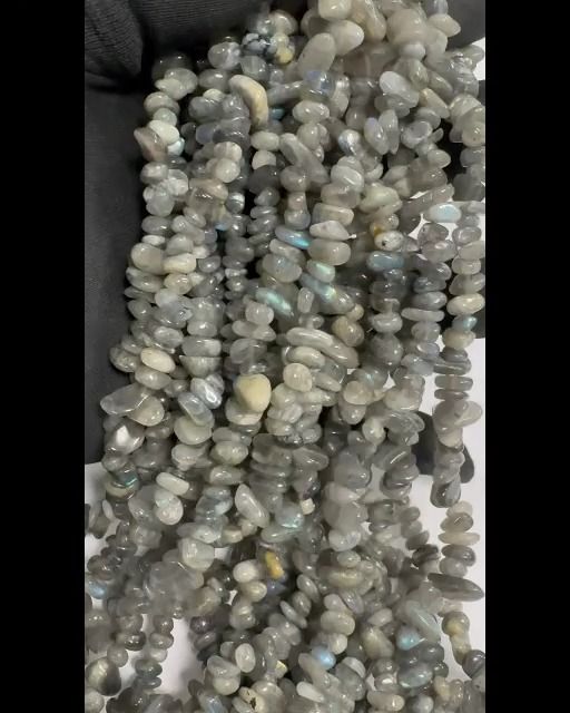 Labradorite A si scheggia da 3 a 8 mm su un filo da 80 cm