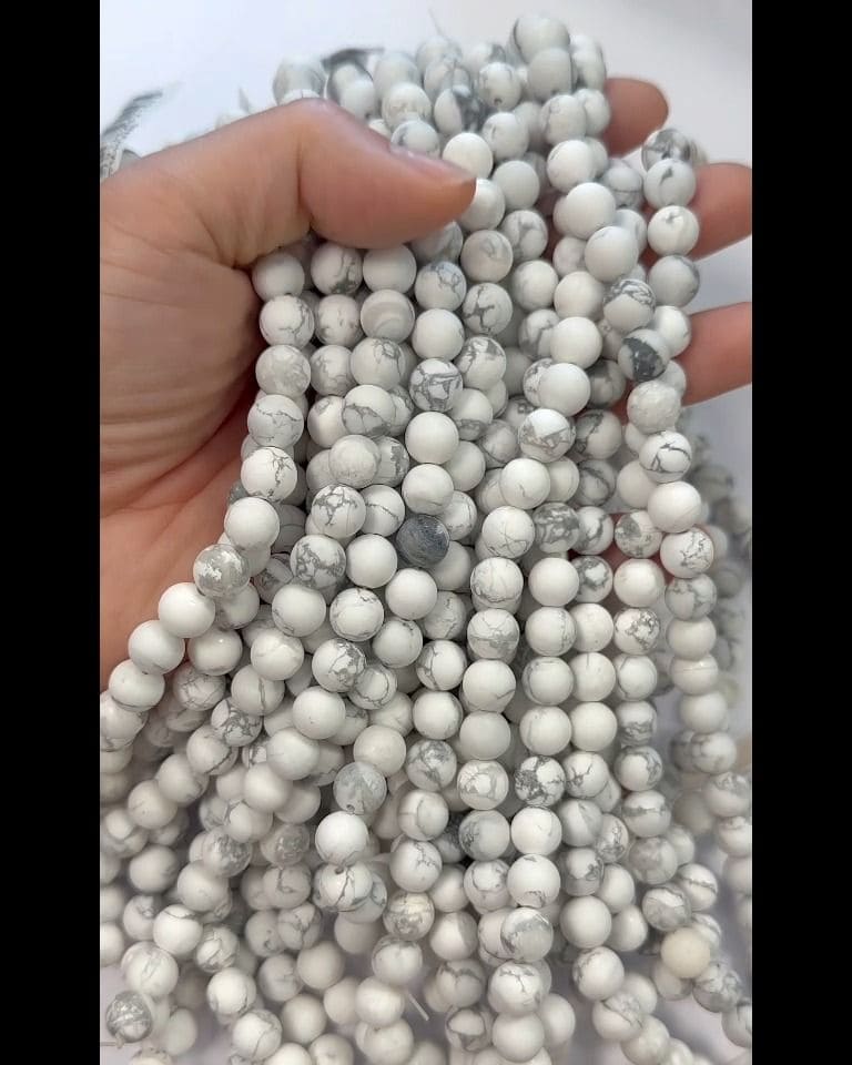 Howlite A perline opache da 8 mm su un filo da 40 cm