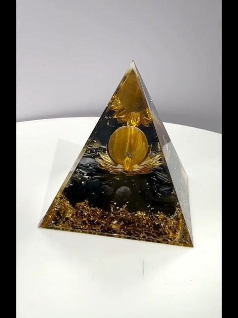 Piramide di Orgonite Occhio di Tigre e Ossidiana Nera e Loto